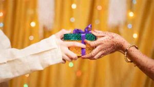Diwali gifts : दिवाळीचं गिफ्ट अजून नाही ठरलं? हे घ्या भावा बहिणींसाठी स्वस्त आणि मस्त गिफ्ट्स...