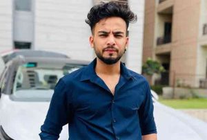 Elvish Yadav FIR : बिग बॉस विजेता एल्विश यादव ड्रग्ज पार्ट्यांमध्ये द्यायचा सापांचं विष...