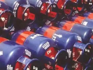 LPG Price : एलपीजी सिलेंडर झाला महाग...महिन्याच्या १ तारखेला झटका