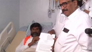 maratha reservation: शिष्टमंडळाकडून मनोज जरांगेंना शासन निर्णयाची प्रत सुपूर्द