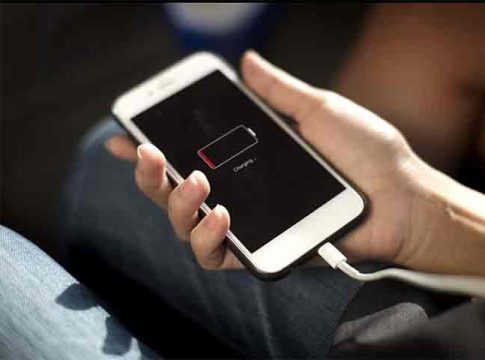 Mobile: तुमच्या या चुकांमुळे मोबाईलची बॅटरी पटापट संपते
