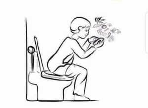 Health: तुम्हीही टॉयलेटमध्ये मोबाईल वापरता का? आताच थांबवा नाहीतर होईल गंभीर आजार