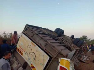School Bus Accident : शाळेच्या सहलीसाठी कोकणात जात असताना बसचा भीषण अपघात