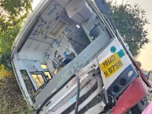 Solapur Accident : एसटी बस आणि दुचाकीची जोरदार धडक; तिघांचा चिरडून मृत्यू