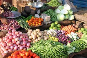 Rise in Price of Veggies : गारपिटीमुळे भाज्यांचे नुकसान; आवक कमी झाल्याने भाज्या महागल्या