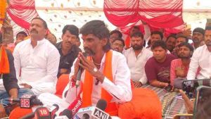 बॅनरवर महाराजांपेक्षा माझा फोटो मोठा का..?काढा तो बॅनर...राजेंपेक्षा कोणीच मोठा नाही
