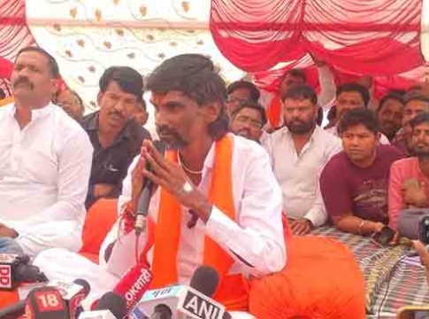 बॅनरवर महाराजांपेक्षा माझा फोटो मोठा का..?काढा तो बॅनर...राजेंपेक्षा कोणीच मोठा नाही