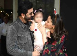 Alia-Ranbir daugher first look : आलिया आणि रणबीरची चिमुकली पाहिलीत का? पाहा व्हिडीओ