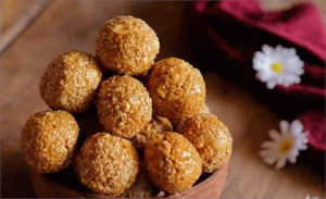 Makar Sankranti : संक्रांतीच्या दिवशी तिळाचे लाडू का खावेत? काय आहेत फायदे? कसे बनवावेत हे लाडू?