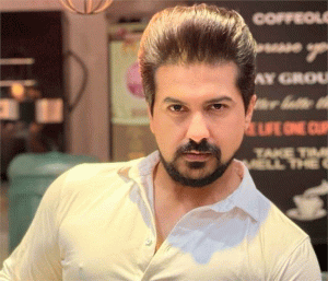 Pushkar Jog : बीएमसी कर्मचाऱ्यांना लाथा घालण्याची भाषा करणाऱ्या पुष्कर जोगने मागितली माफी