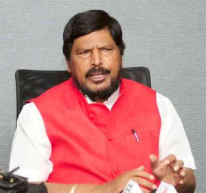 ‘लाडक्या बहिणींना अधिक निधी देण्याचे आश्वासन सरकारने पाळावे’