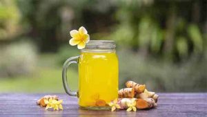 Turmeric Water: सकाळी रिकाम्या पोटी हळदीचे पाणी पिणे फायदेशीर आहे का?