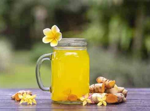 Turmeric Water: सकाळी रिकाम्या पोटी हळदीचे पाणी पिणे फायदेशीर आहे का?