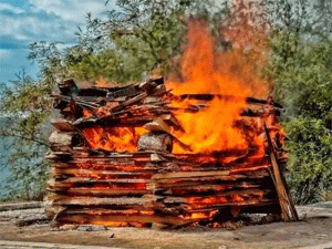 Odisha News : चिता जाळण्यापूर्वी घडला चमत्कार! चितेवरील महिलेने डोळे उघडले आणि...