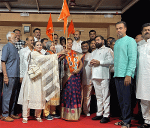 Shivsena Shinde Group : मुंबईत काँग्रेसला आणखी एक भगदाड! तीन नगरसेवकांचा शिवसेनेत प्रवेश