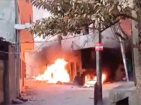 दिल्लीच्या अलीपूरमध्ये फॅक्टरीत भीषण आग, ११ जणांचा मृत्यू