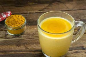 दररोज हळदीचे दूध पिण्याचे हे आहेत ७ फायदे