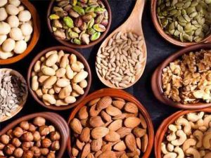Health: वयाच्या तिशीनंतर महिलांनी खायला हवेत हे ५ ड्रायफ्रुट्स