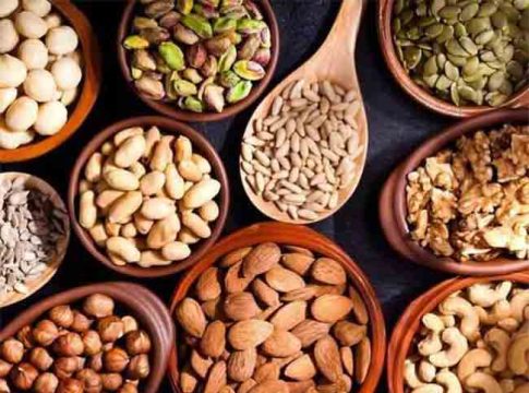 Health: वयाच्या तिशीनंतर महिलांनी खायला हवेत हे ५ ड्रायफ्रुट्स