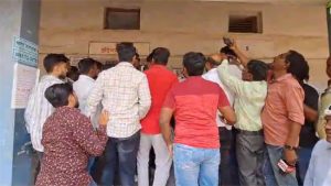 Chandrapur News : काँग्रेस उमेदवाराच्या नावासमोर 'कॅन्सल'चा शिक्का; कार्यकर्त्यांचा थेट मतदान केंद्रावरच राडा