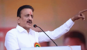 Girish Mahajan : अरे वेड्या आम्ही सात वेळा एकाच जागी निवडून येतो, तुम्ही सेफ जागेतून तरी जिंकून दाखवा!