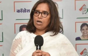 Varsha Gaikwad : काँग्रेसमध्ये फूट? वर्षा गायकवाड यांच्या उमेदवारी विरोधात काँग्रेस नेते एकत्र
