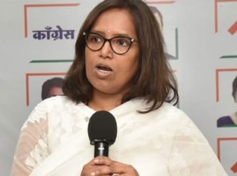 Varsha Gaikwad : काँग्रेसमध्ये फूट? वर्षा गायकवाड यांच्या उमेदवारी विरोधात काँग्रेस नेते एकत्र