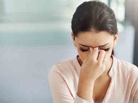 डोकेदुखी झाल्यास लगेचच पेनकिलर घेता का? हे आहे धोकादायक