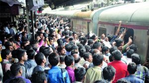 Thane Railway Station: ठाणे रेल्वेस्थानकावर तुफान गर्दी; प्रवाशांचा जीव टांगणीला