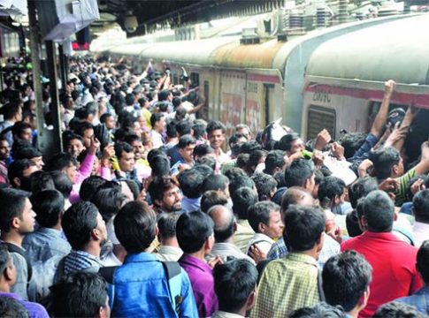 Thane Railway Station: ठाणे रेल्वेस्थानकावर तुफान गर्दी; प्रवाशांचा जीव टांगणीला