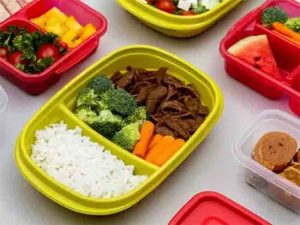 Health: चुकूनही प्लास्टिकच्या डब्यात पॅक करू नका गरम जेवण, नाहीतर...