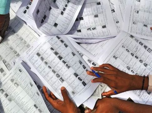 दुबार नावाच्या मतदारांकडून निवडणूक कर्मचारी,अधिकाऱ्यांच्या कामांत अडथळा