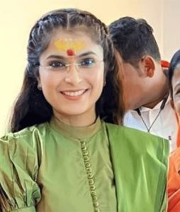 Ayodhya Poul : संतोष बांगरांसंबंधीची 'ती' पोस्ट खोटी! अयोध्या पौळ यांच्यावर गुन्हा दाखल