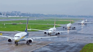 Mumbai airport runway : वादळी वाऱ्यामुळे मुंबई विमानतळ रनवे बंद!