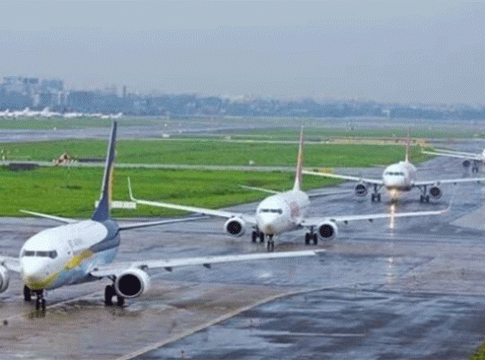 Mumbai airport runway : वादळी वाऱ्यामुळे मुंबई विमानतळ रनवे बंद!