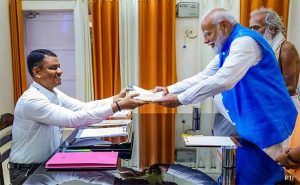 PM Narendra Modi : पंतप्रधान नरेंद्र मोदी निवडणुकीसाठी सज्ज; वाराणसीतून दाखल केला उमेदवारी अर्ज