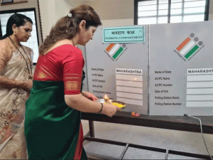 Rupali Chakankar : राज्य महिला आयोगाच्या अध्यक्षा रुपाली चाकणकरांविरोधात गुन्हा दाखल