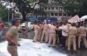 Farmers protest : विधानभवनाबाहेर शेतकऱ्यांचं दूध ओतून आंदोलन!
