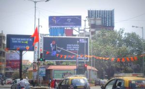 रेल्वे जमिनीवरचे ३०६ पैकी १०३ होर्डिंग्ज कोणी बसविले?