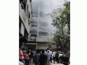 Mumbai Fire news : मुंबईच्या लोअर परळमधील एका इमारतीला भीषण आग!
