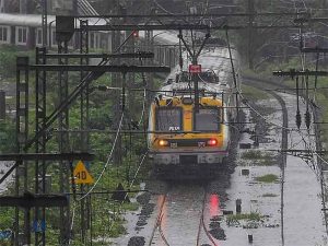 Mumbai Railway : मध्य रेल्वे स्थानकात आता साचणार नाही पाणी; मात्र...