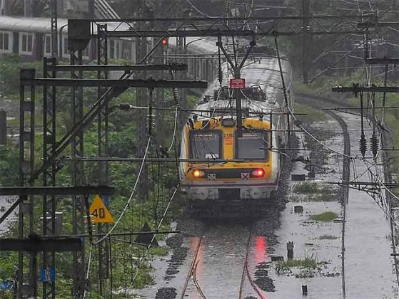 Mumbai Railway : मध्य रेल्वे स्थानकात आता साचणार नाही पाणी; मात्र...