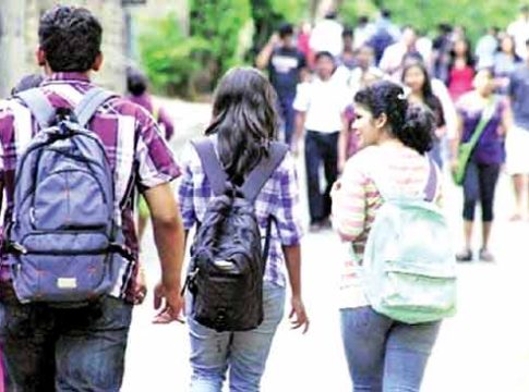 Acharya Marathe College : विद्यार्थ्यांनो महाविद्यालयात प्रवेश हवा असल्यास जीन्स - टी शर्ट विसरा!