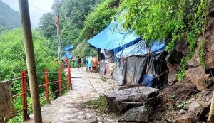 Kedarnath landslide : केदारनाथमध्ये मोठी दुर्घटना! दरड कोसळल्याने तिघांचा मृत्यू