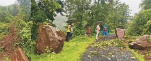 किनेश्वरवाडी रस्त्यावर कोसळले दरडींसोबत महाकाय दगड