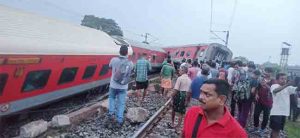 झारखंडमध्ये मोठा रेल्वे अपघात, हावडा-मुंबई मेलचे १८ डबे रूळावरून घसरले