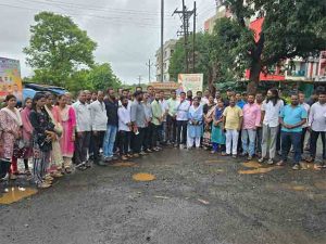 पाच वर्षीय चिमुकलीवर लैंगिक अत्याचार करणाऱ्या परप्रांतीय नराधमांच्या विरोधात आदिवासी चौकात निषेध मोर्चा