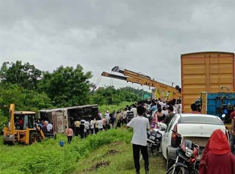 Bus Accident : गाय आडवी आल्याने शिवशाही बस उलटली!