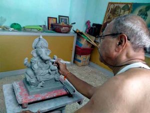 Eco Friendly Ganesha : नेरळचे जोशी साकारतात पर्यावरण पूरक शाडू मातीचा गणपती!