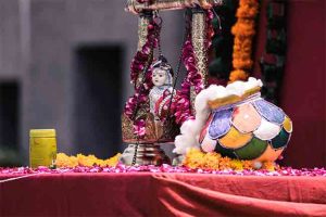 Janmashtami 2025: श्रीकृष्णाला ५६ भोग का अर्पण करतात? जाणून घ्या यामागची कथा